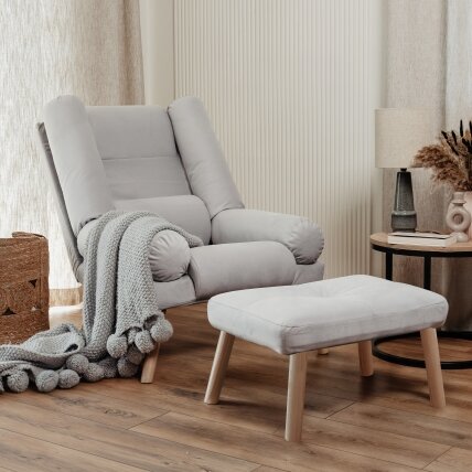 Išskleidžiamas fotelis su pakoju LILA, apmuštas, ant kojelių Kojelių spalva: Juoda, Spalvos: Trinity 32 (Pilka-smėlio)