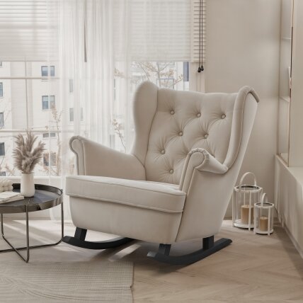 Minkštas supamas fotelis su „auselėmis“ SCANDI Kojelių spalva: Balta, Spalvos: Trinity 02 (Smėlinė), Pakojis: ne