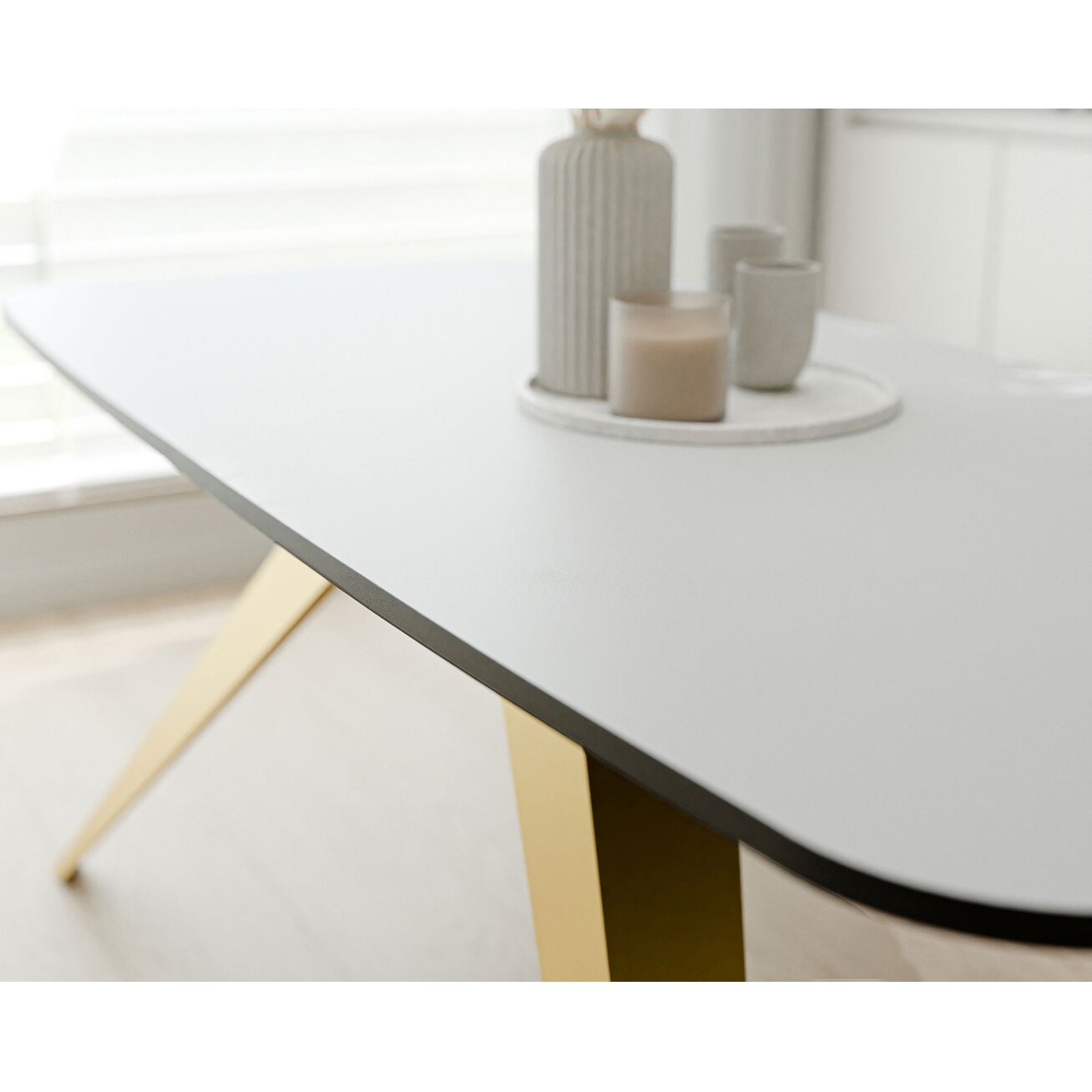 Modernus išskleidžiamas stalas FENTO su metalinėmis kojomis Spalvos: Auksinė / arktinė balta, Plotis: 160 cm 2