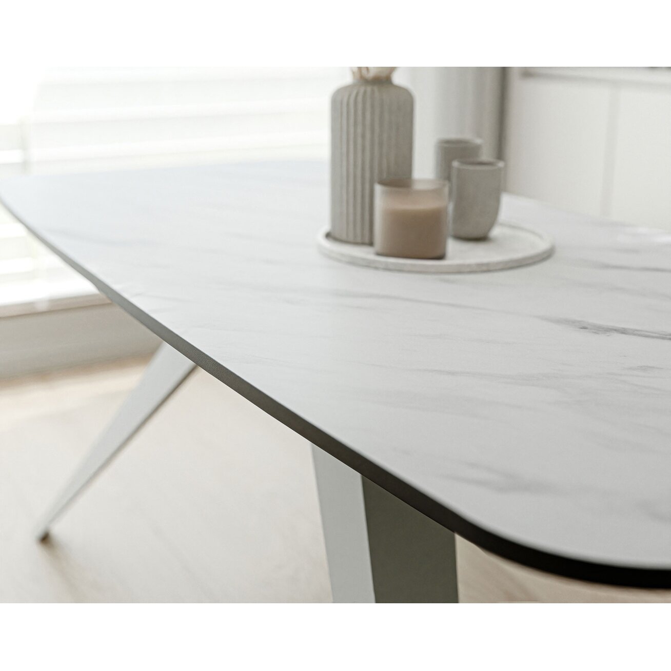 Modernus išskleidžiamas stalas FENTO su metalinėmis kojomis Spalvos: Balta / marmuras bianco, Plotis: 160 cm 2 Modernus išskleidžiamas stalas FENTO su metalinėmis kojomis Spalvos: Balta / marmuras bianco, Plotis: 160 cm 2