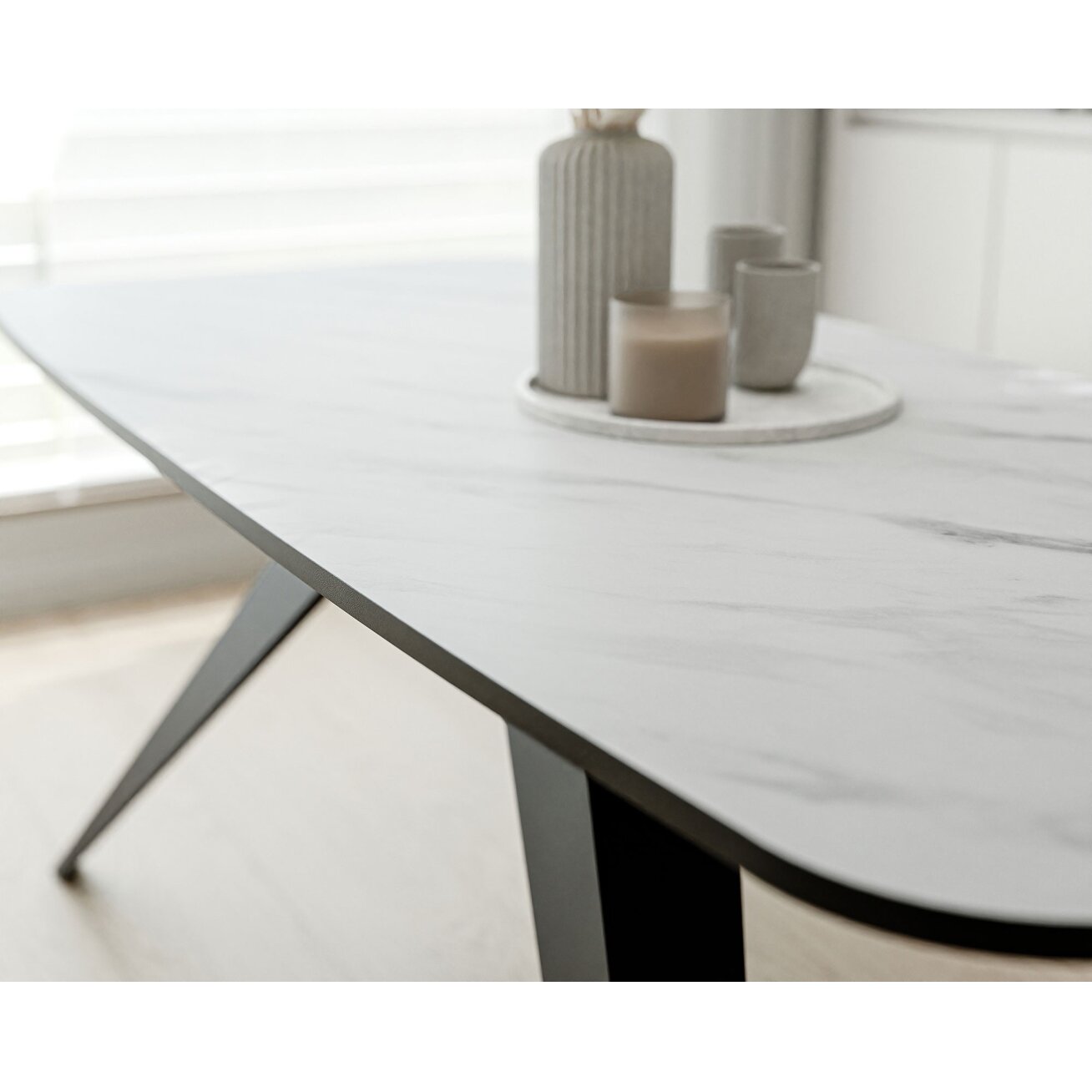 Modernus išskleidžiamas stalas FENTO su metalinėmis kojomis Spalvos: Juoda / marmuras bianco, Plotis: 160 cm 2 Modernus išskleidžiamas stalas FENTO su metalinėmis kojomis Spalvos: Juoda / marmuras bianco, Plotis: 160 cm 2