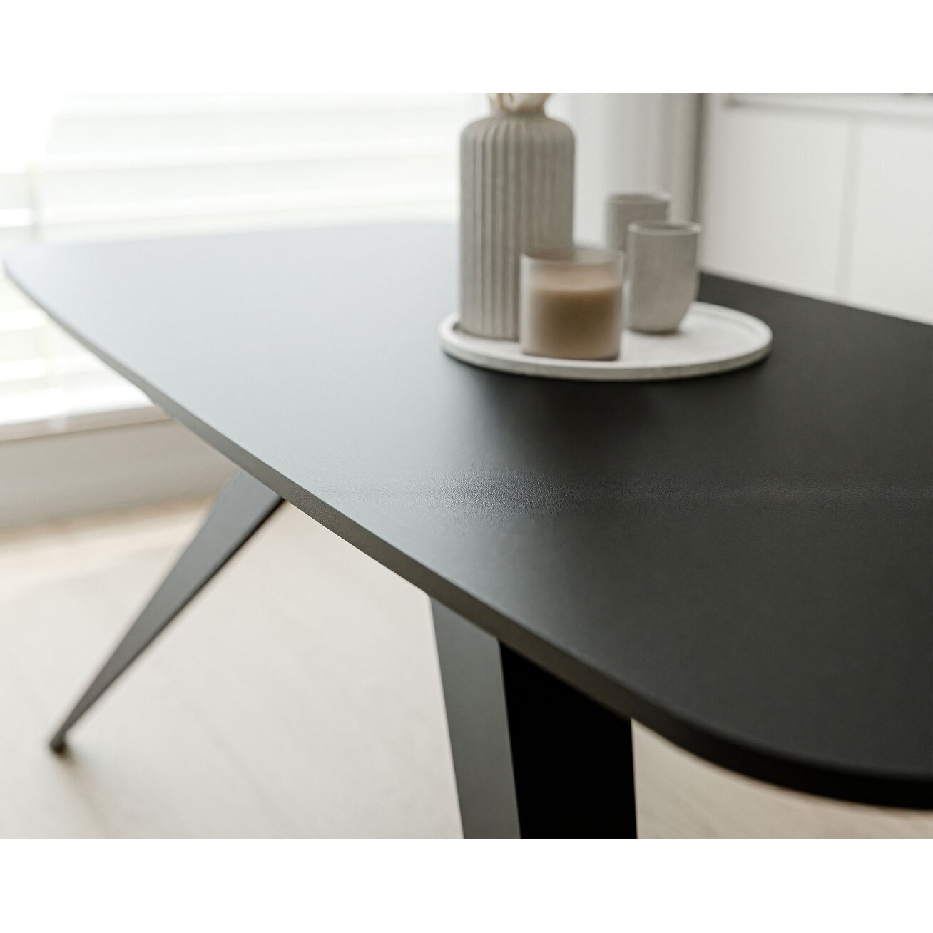 Modernus išskleidžiamas stalas FENTO su metalinėmis kojomis Spalvos: Juoda / juodas molet, Plotis: 180 cm 2 Modernus išskleidžiamas stalas FENTO su metalinėmis kojomis Spalvos: Juoda / juodas molet, Plotis: 180 cm 2