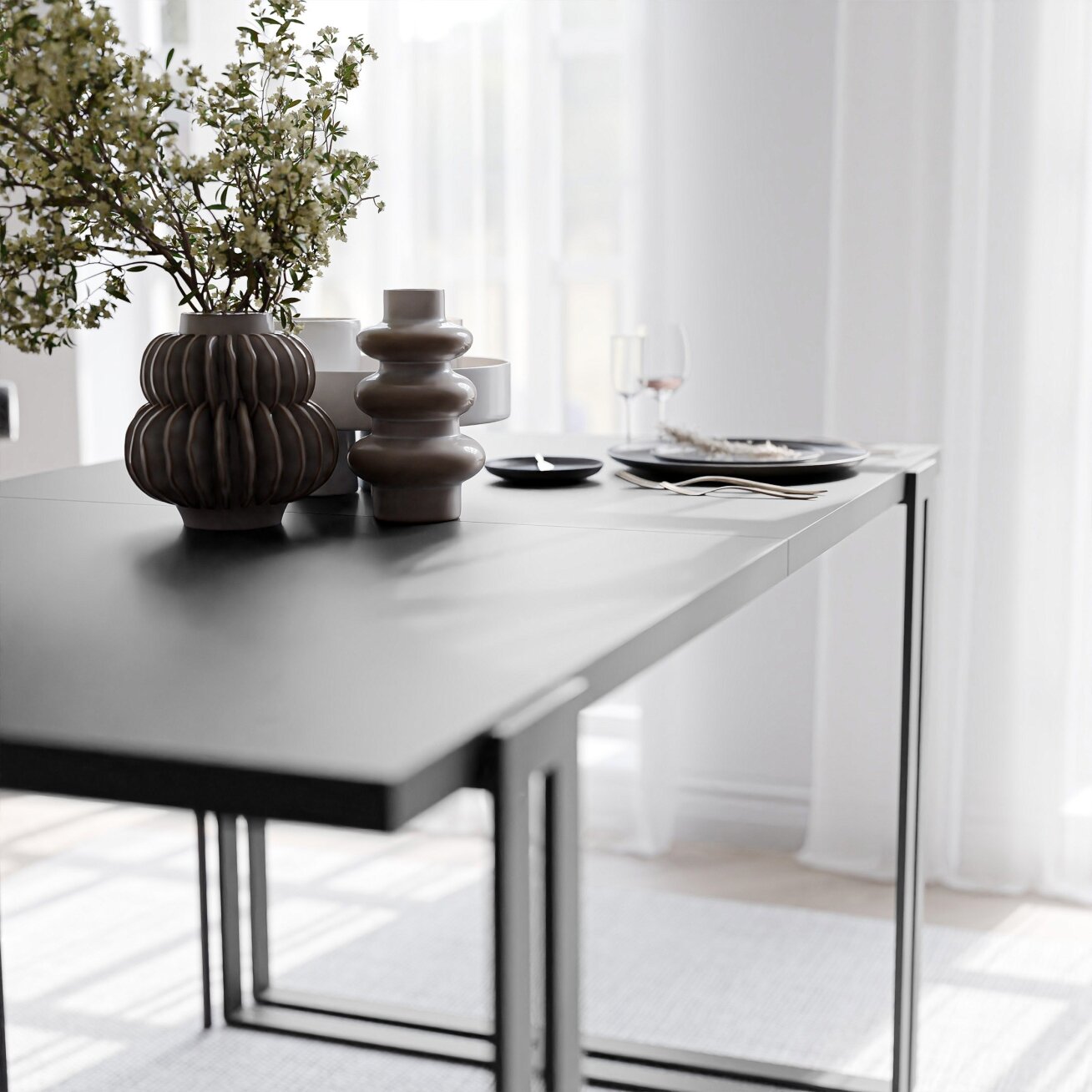 Stačiakampis išskleidžiamas stalas HOLTE ant metalinio pagrindo Spalvos: Juoda / juoda molet, Plotis: 160 cm 2 Stačiakampis išskleidžiamas stalas HOLTE ant metalinio pagrindo Spalvos: Juoda / juoda molet, Plotis: 160 cm 2