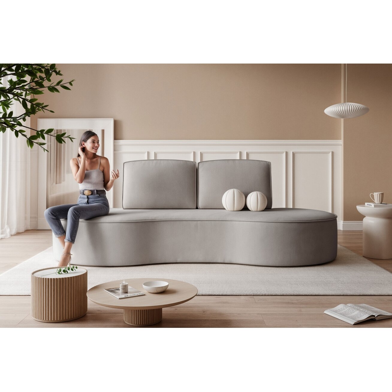 Minkšta sofa svetainei SOFIA su užapvalintais šonais Spalva: Riviera 91 (Šviesiai pilka) 3