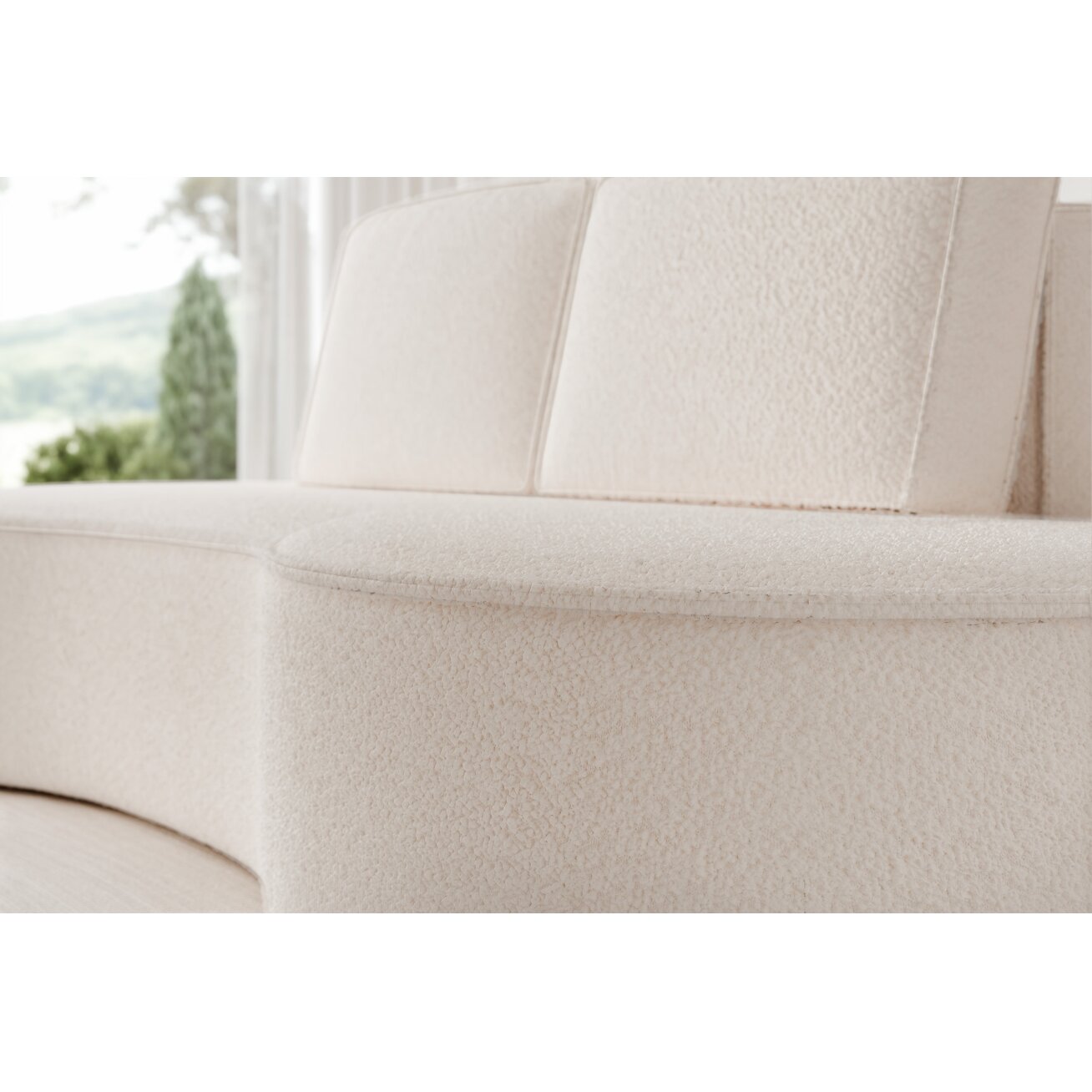 Minkšta sofa svetainei SOFIA su apvalintais šonais Spalvos: Abriamo 04 (Kreminė) 2 Minkšta sofa svetainei SOFIA su apvalintais šonais Spalvos: Abriamo 04 (Kreminė) 2