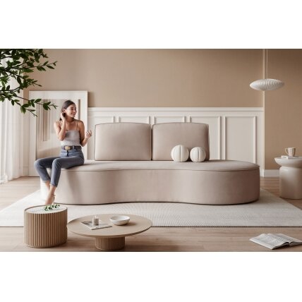 Svetainės minkšta sofa SOFIA su apvalintais šonais Spalvos: Riviera 16 (Pilkai smėlinė) 3 Svetainės minkšta sofa SOFIA su apvalintais šonais Spalvos: Riviera 16 (Pilkai smėlinė) 3