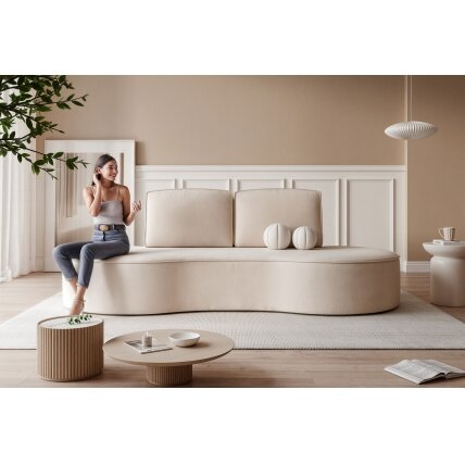 Minkšta sofa svetainei SOFIA su užapvalintais šonais Spalvos: Riviera 21 (Kreminė) 3 Minkšta sofa svetainei SOFIA su užapvalintais šonais Spalvos: Riviera 21 (Kreminė) 3