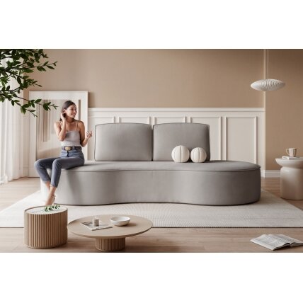 Minkšta sofa svetainei SOFIA su užapvalintais šonais Spalva: Riviera 91 (Šviesiai pilka) 3 Minkšta sofa svetainei SOFIA su užapvalintais šonais Spalva: Riviera 91 (Šviesiai pilka) 3