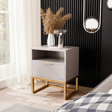Naktinis staliukas MILO L kašmyro spalvos ant metalinio rėmo su trumpa briaunine rankenėle Spalvos: Auksinė / kašmyras