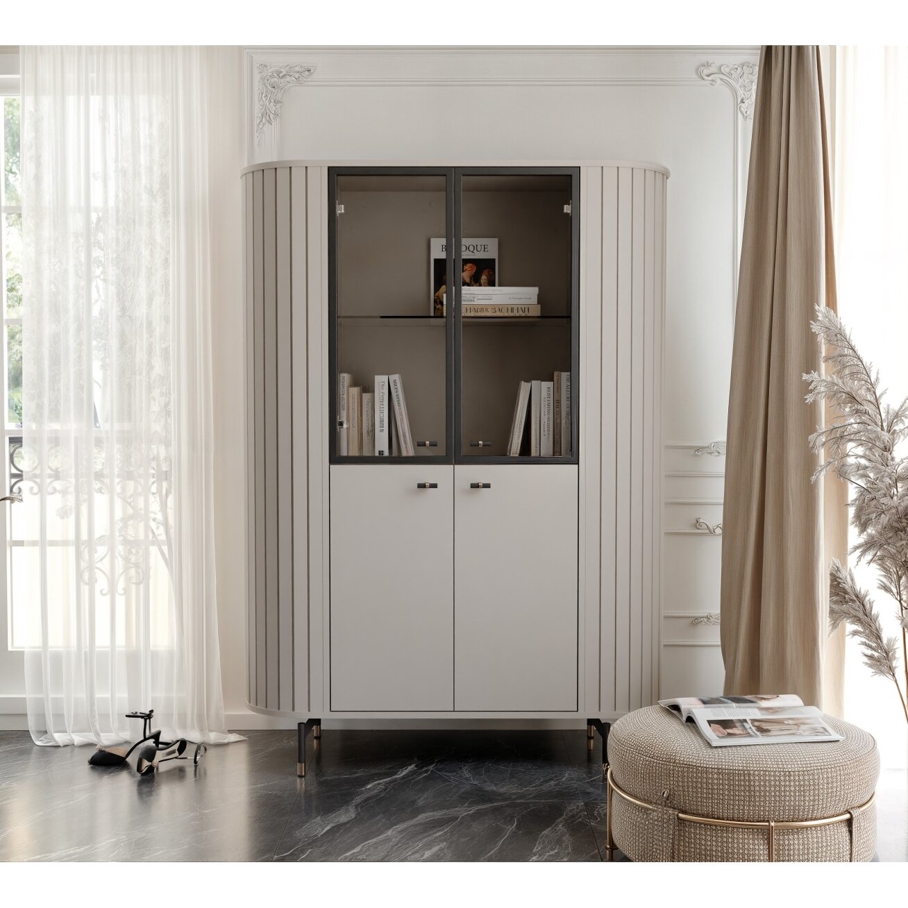 Aukšta stiklinė vitrina svetainei SENTO Spalvos: kašmyras, LED apšvietimas: ne 3 Aukšta stiklinė vitrina svetainei SENTO Spalvos: kašmyras, LED apšvietimas: ne 3