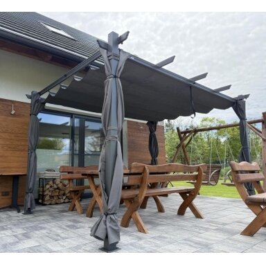 Terasos pergola 3x4 m – su stumdomu stogu ir užuolaidomis