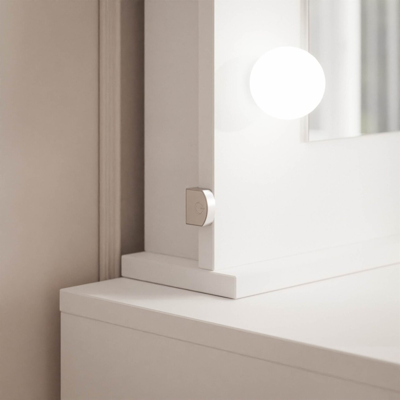 Kosmetinis tualetinis staliukas BELLA II su veidrodžiu ir LED apšvietimu Spalvos: Balta / balta blizgi 8 Kosmetinis tualetinis staliukas BELLA II su veidrodžiu ir LED apšvietimu Spalvos: Balta / balta blizgi 8