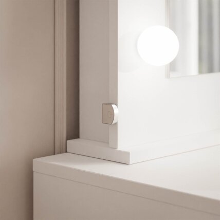 Kosmetinis tualetinis staliukas BELLA II su veidrodžiu ir LED apšvietimu Spalvos: Balta / balta blizgi 8 Kosmetinis tualetinis staliukas BELLA II su veidrodžiu ir LED apšvietimu Spalvos: Balta / balta blizgi 8