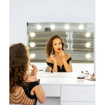 Veidrodis makiažui su apšvietimu 3 Veidrodis makiažui su apšvietimu 3