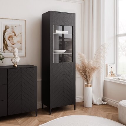 Aukšta siaura vitrina LORIEN 60 cm Spalvos: Juoda painflow Aukšta siaura vitrina LORIEN 60 cm Spalvos: Juoda painflow